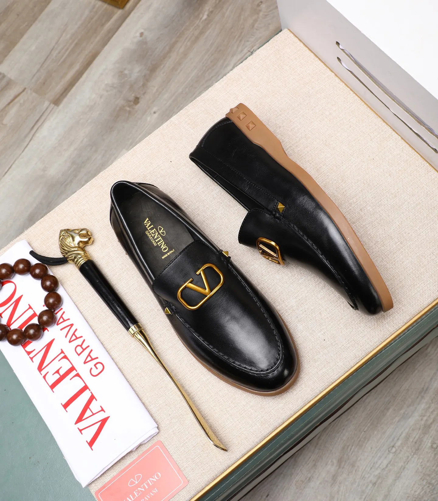 Men's shoes 💰520 [Valentino-Valentino] High-quality boutique men's shoes. The same style as the celebrities, original and authentic.✅ Made of imported cowhide + original apricot cowhide lining. The French luxury model is priced at 14,080 Swiss francs. It is also a Paris Fashion Week catwalk model. A brand can be deeply rooted in your heart, and a pair of shoes can make you linger. What you wear is not only noble, but also an aura. 👻Standard 38-45
